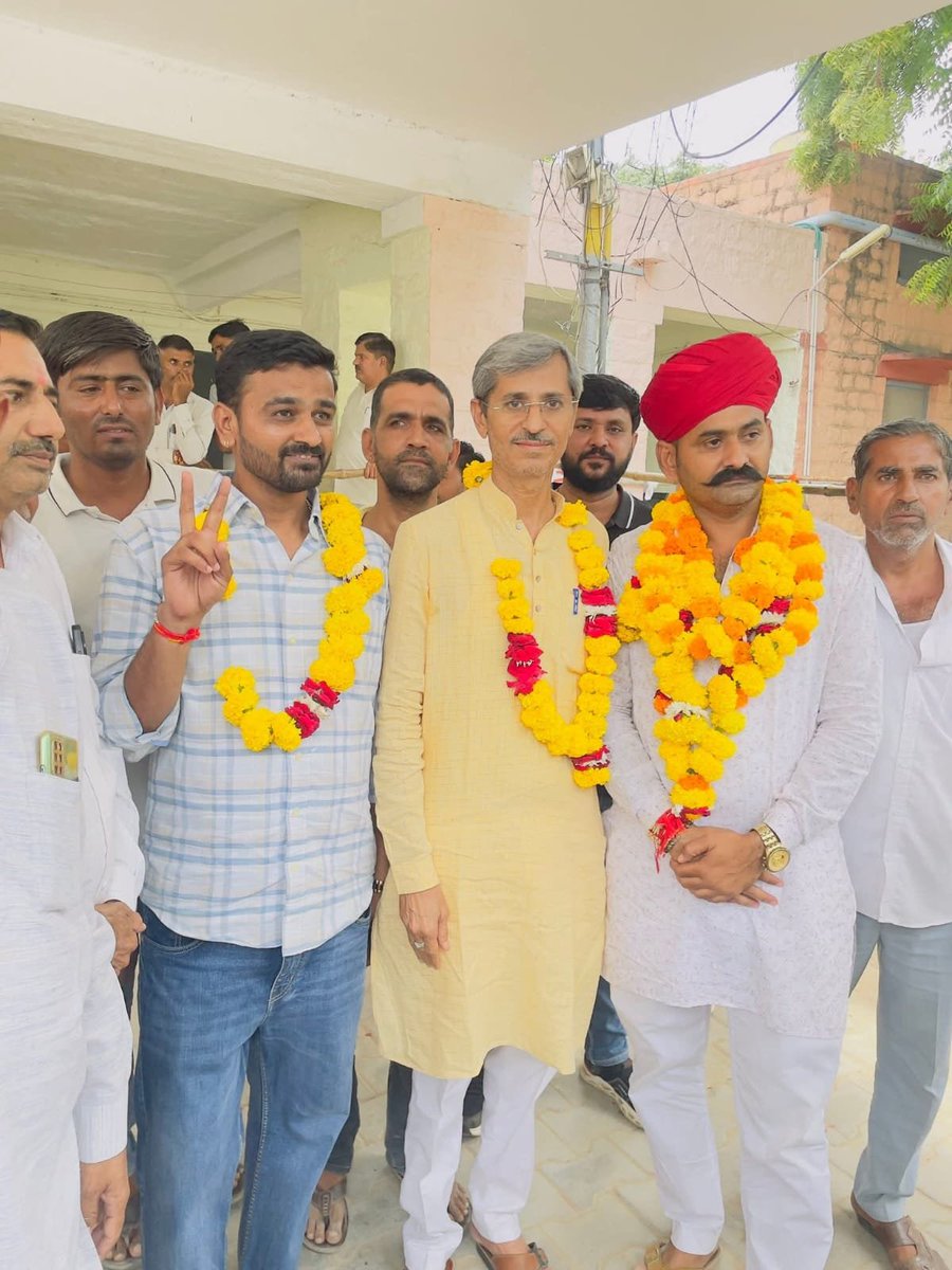 news21national's tweet photo. भीनमाल वार्ड 10 में BJP का खुला खाता, मुकेश कुमार निर्विरोध निर्वाचित
#Bhinmal #BhinmalNews #Jalore #JaloreNews #BJP #BJP4Rajasthan #MukeshKumar #Ward10 #BhinmalPolitics #ElectionNews #PoliticalNews #BreakingNews #LatestNews #HindiNews #News21 #News21National https://t.co/TeBnQ4c63U