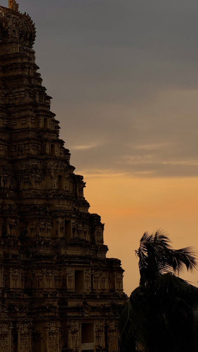 himalayanguy_7's tweet photo. Hampi makes you realise how grand the Vijayanagara Empire really was https://t.co/ffCaxZ4pCd