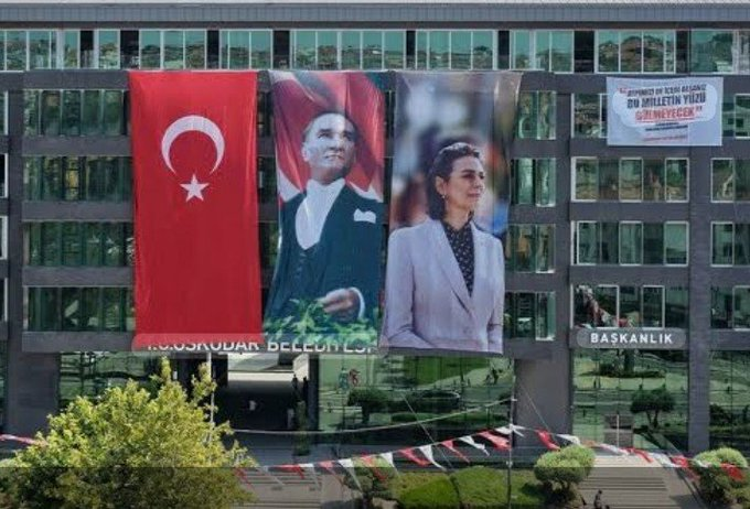 ulasskarasu's tweet photo. 📍 Sandıkta Alamadığınız Üsküdar’ı, Taht Oyunlarınıza Teslim Etmeyeceğiz!

31 Mart’ta Üsküdarlılar kararını verdi. Sinem Dedetaş, AKP’nin yıllarca “kalesi”, Erdoğan’ın siyasi evi olarak gördüğü Üsküdar’ı yaklaşık yüzde 50 oyla kazandı. Sandıkta kaybettiniz; Sinem Başkan tutuklandı. Şimdi başkanvekilliği seçimine günler kala, üç meclis üyesinin gözaltına alınmasıyla meclis aritmetiği ve halkın iradesine operasyon çekiyorsunuz!

Yargının seçim matematiğinin parçası hâline geldiği kuşkusu dahi demokrasi açısından vahimdir. Sandıkta alamadığınız belediyeyi operasyonlarla, tutuklamalarla, meclis dengelerini değiştirerek almaya kalkmak halk iradesine karşı siyasi kuşatmadır.

Üsküdar, Erdoğan’ın şahsi mülkü, AKP’nin tapulu kalesi olamaz! Taht oyunlarınız da güç hesaplarınız da Üsküdar’ın kaderini tayin edemez.

Üsküdar’ın kaderini Üsküdarlılar tayin eder.
O iradeye sonuna kadar sahip çıkacağız!