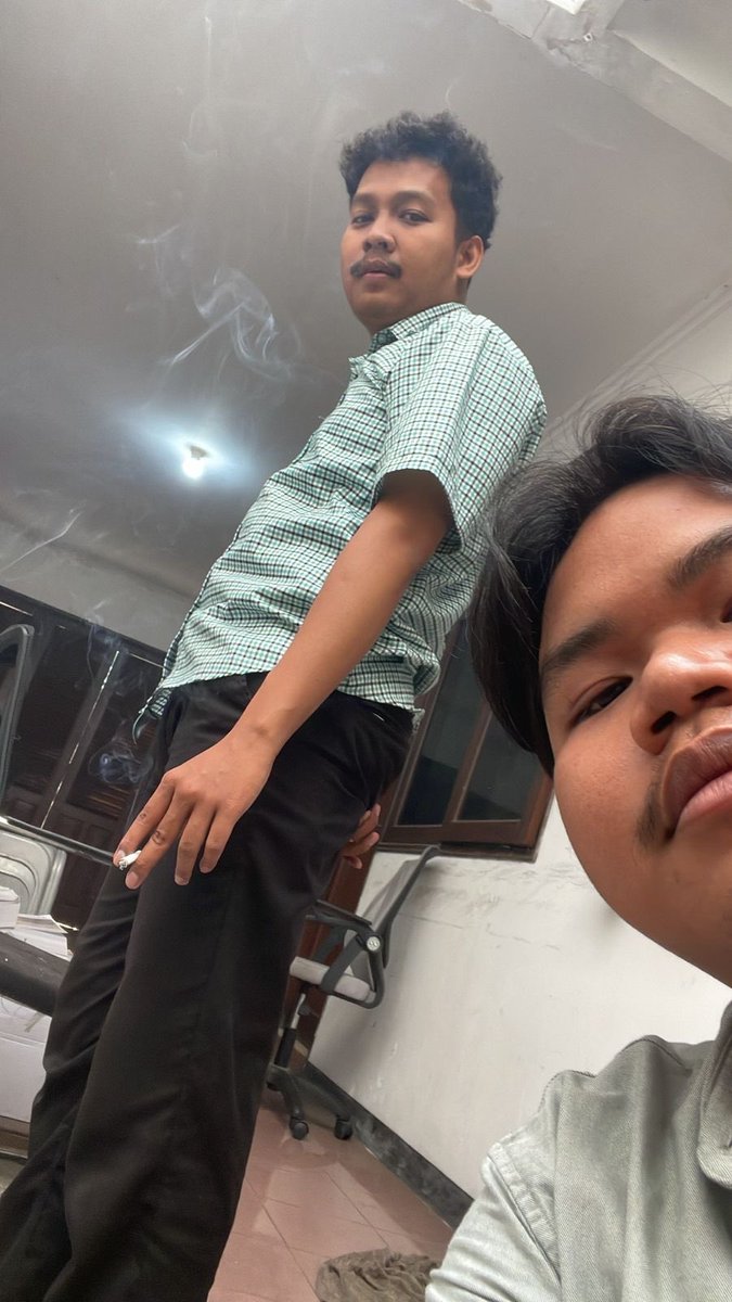 baperbrutal's tweet photo. kehidupan baru di kantoooorrrrr…… https://t.co/QPvQZwEGuc