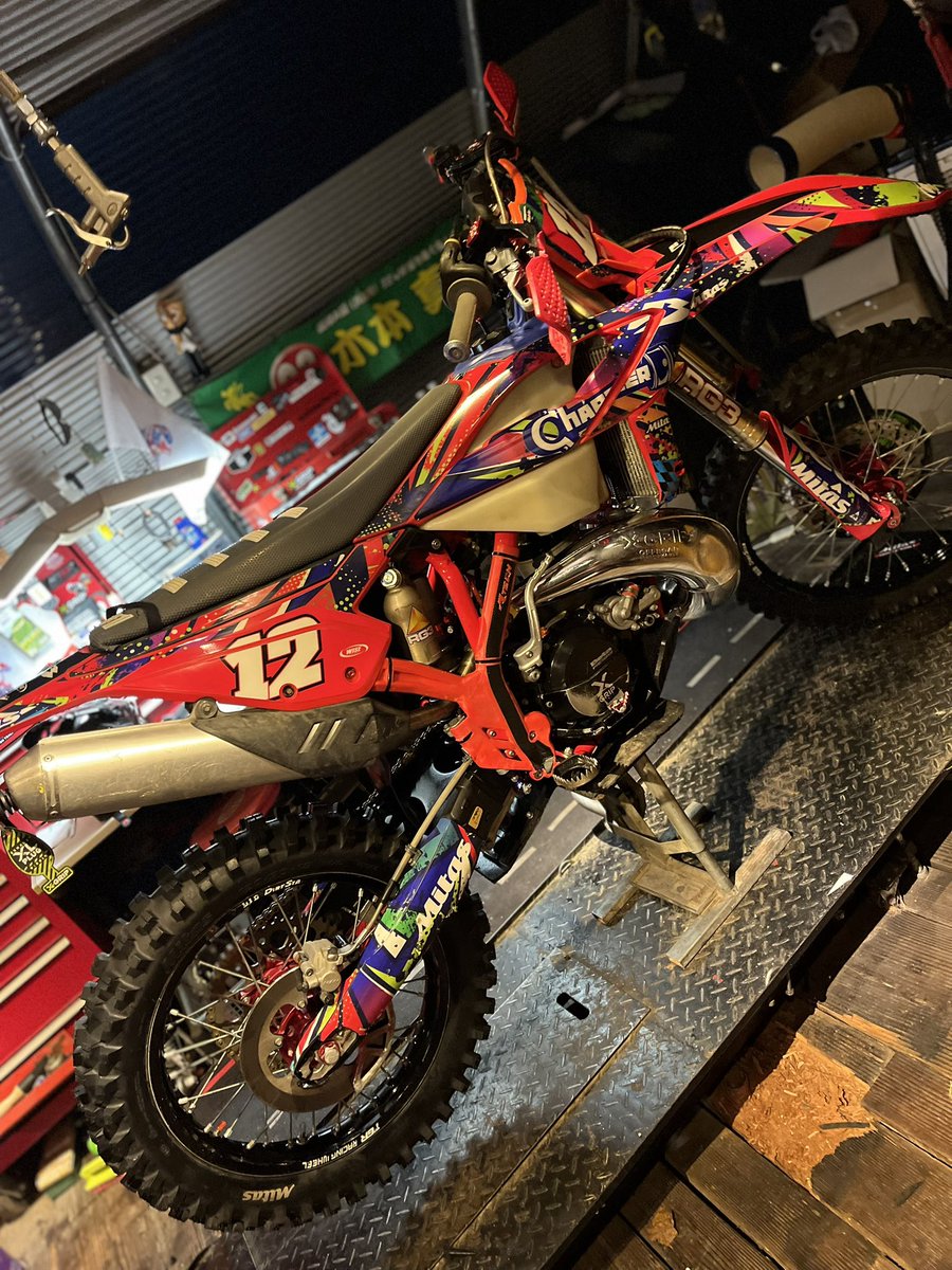 gas14926023's tweet photo. 全日本ハードエンデューロTAKMAXにむけてパリッパリに整備出来た‼️
汚したくない⚡️
散々悩み倒して決めたタイヤはMitasのXTスーパーライト、タブリスのムース無し‼️
フロントはMitasのMH90/100-21スーパーライトでタブリスとムースで空気圧は0.1か大気圧🔥
これが1番感触良かった☝️
リヤタイヤはまだ全然分かち合えてないけどイゴやヒル登れなかったらチェックポイント行けないし…沢は…あまり考えたくない😇
コースもやけど行く道中だいじょぶそ⁉️
#TAKMAX