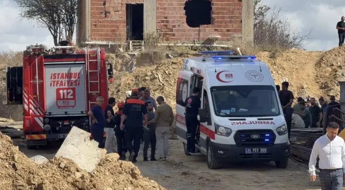 ToplumsalMht139's tweet photo. Başakşehir'de inşaat alanında toprak kayması meydana geldi.

Göçük altında kalan 3 işçiden 2’si kurtarılırken, 1 işçi yaşamını yitirdi. https://t.co/Mx8XfWUr79