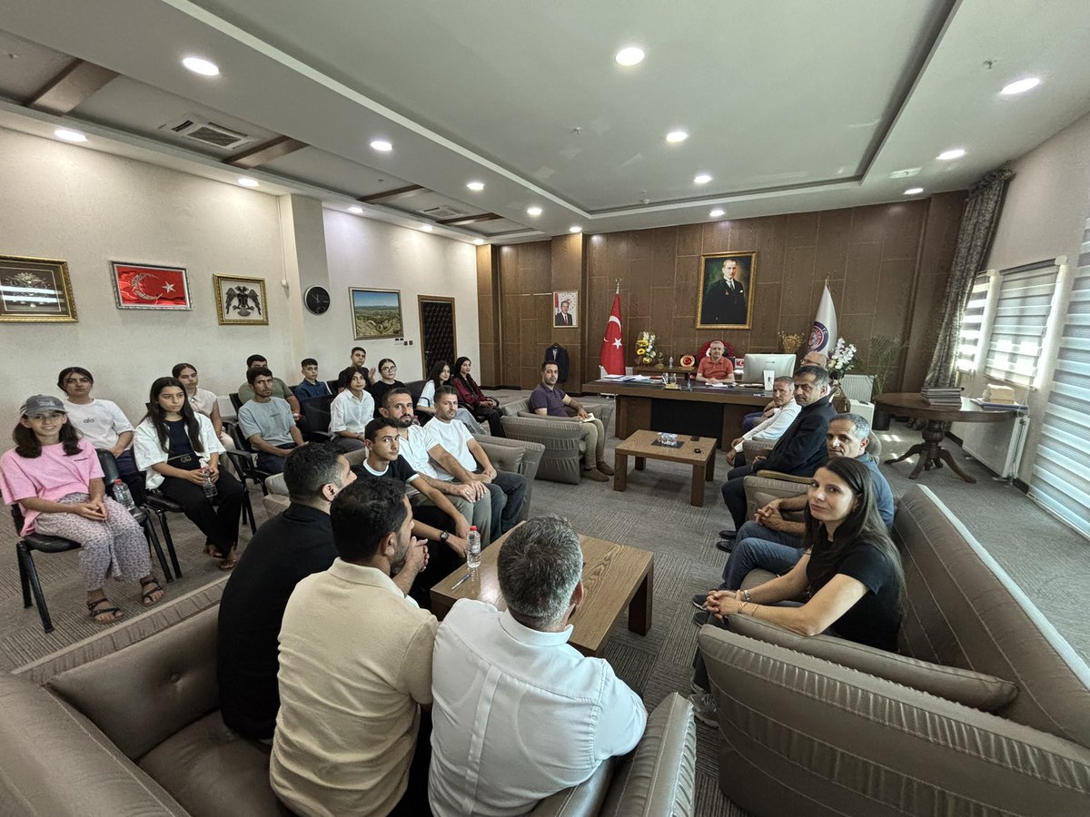 TC_Lice's tweet photo. Kaymakamımız Sayın Muhammet İKİS, ilçemiz öğrencilerinden Yükseköğretim Kurumları Sınavı (YKS) ve Liselere Geçiş Sınavında (LGS) başarılı olarak nitelikli üniversite ve liselere kayıt olan öğrencilerimizi makamında kabul etti.

Kaymakamımız, başarılarından dolayı öğrencilerimizi tebrik ederken başarılarının devamını diledi.

#lice

@IkisMuhammet 
@dbakirvalilik