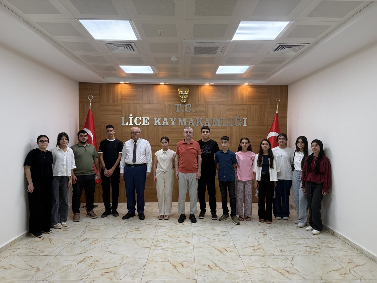 TC_Lice's tweet photo. Kaymakamımız Sayın Muhammet İKİS, ilçemiz öğrencilerinden Yükseköğretim Kurumları Sınavı (YKS) ve Liselere Geçiş Sınavında (LGS) başarılı olarak nitelikli üniversite ve liselere kayıt olan öğrencilerimizi makamında kabul etti.

Kaymakamımız, başarılarından dolayı öğrencilerimizi tebrik ederken başarılarının devamını diledi.

#lice

@IkisMuhammet 
@dbakirvalilik