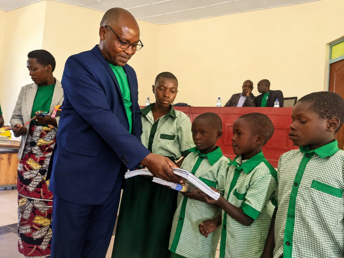 acfrwanda's tweet photo. Dufatanye mu bikorwa bituma abana bacu bakunda #ishuri harimo no kubaha ibikoresho bakeneye kugira ngo bashobore kwiga neza. @acfrwanda turashimira abafatanyabikorwa badahwema kutuba hafi no kumva ijwi ryacu igihe cyose tubiyambaje. https://t.co/SvBEg9u9r5