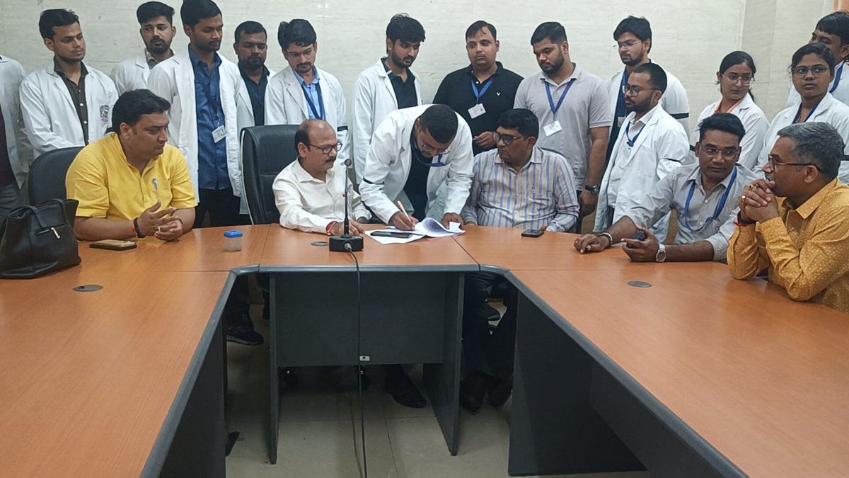 Priyagangws5ik's tweet photo. Stop discriminating healers! Same patients, same wards, but 70% less pay for AYUSH? We want ₹25K!*
@ayushupdept
@dayalugurubjp @SureshKKhanna @CMOfficeUP
@upayushdept @moayush
#25kforAYUSH 
#hikeAYUSHstipend 
#AYUSHInternsUP https://t.co/rR0Xh8osjP