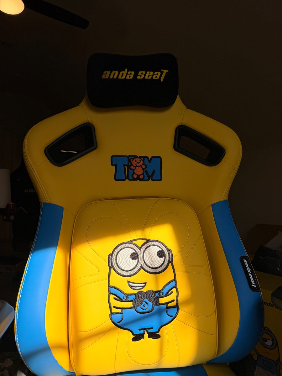 andaseatchair's tweet photo. All hail King Bob. 👑
👉 Tag us in your #AndaSeat setup for a chance to be featured!

📷: apolloogg from Instagram

Link in bio | Andaseat Minions x Kaiser 4

#andaseat #minions #gamingchair #homesetup #gamingsetup https://t.co/O6khmIbnEa