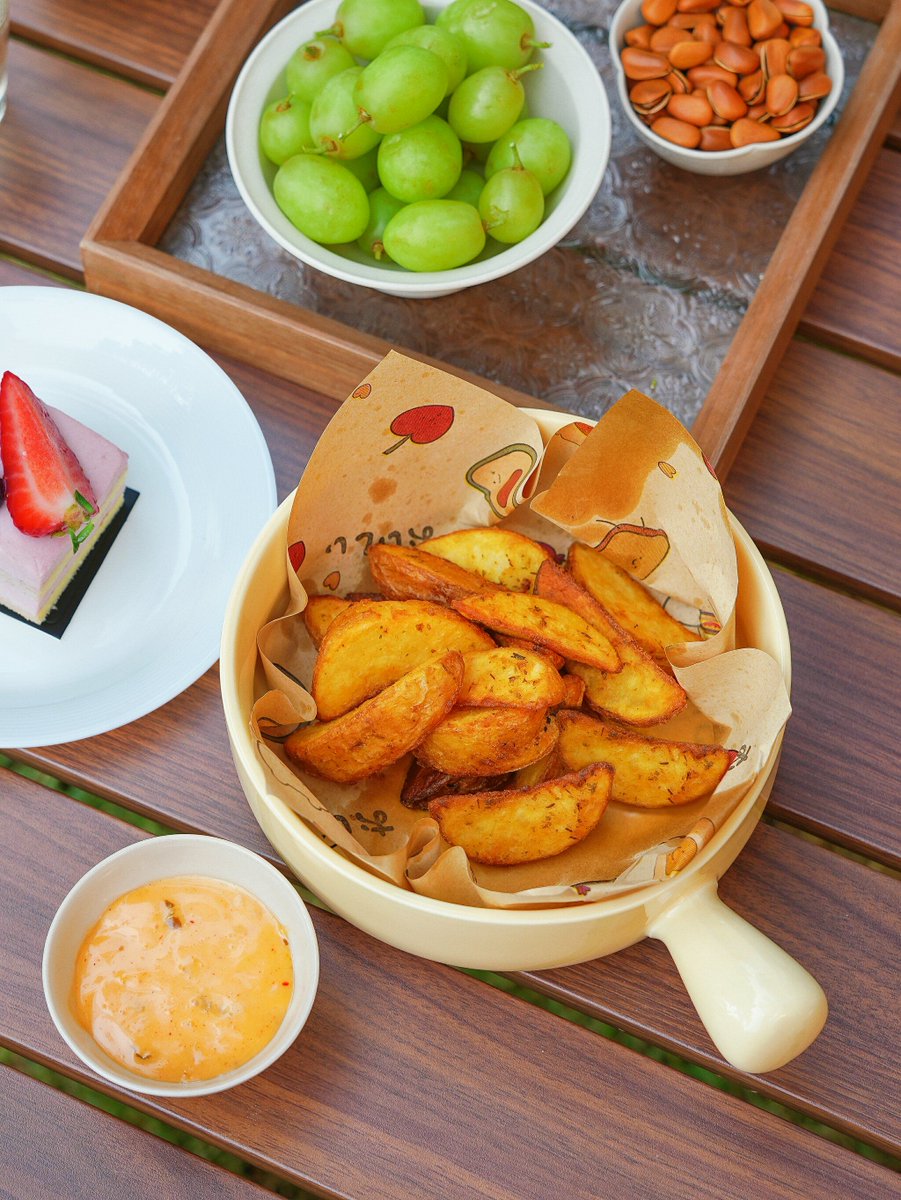 AshokSh25806232's tweet photo. Just found the ultimate midday pick-me-up: salted egg yolk crisps that are crispy, savory, and addictive! Tag a snack buddy you’d split these with https://t.co/LOuRFWQFn3