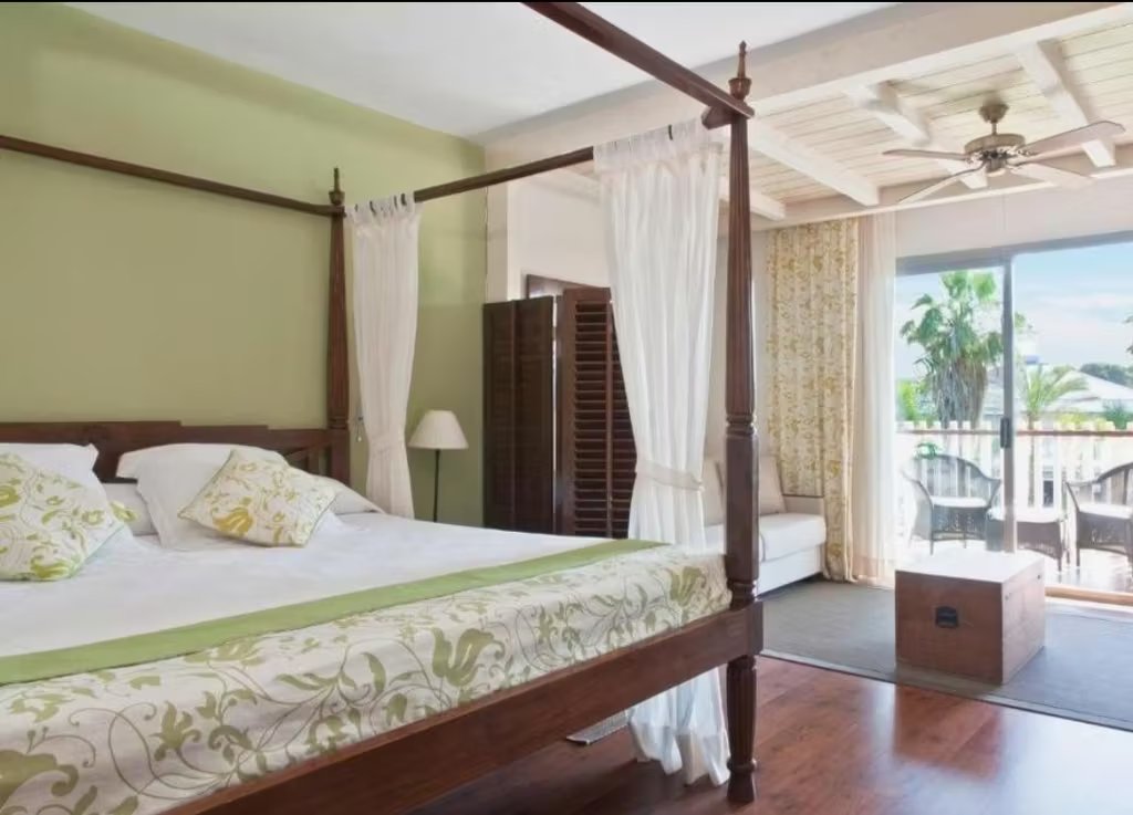chollometro's tweet photo. Ojo!! Hotel 4* + 2 días PORTAVENTURA WORLD + FERRARI LAND + VERMUT CON OLIVAS Y PATATAS + PARKING GRATIS (SEPTIEMBRE). Cuando veas el precio te vas a caer para atrás. Chollazo! lo tienes en comentarios 👇 https://t.co/RE7YS58bhj
