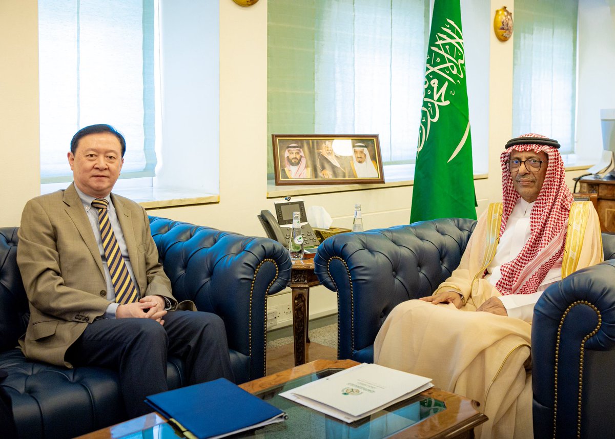 KSAMOFA's tweet photo. #الرياض | سعادة وكيل الوزارة للشؤون الدولية المتعددة والمشرف العام على وكالة الوزارة لشؤون الاقتصاد والتنمية الدكتور #عبدالرحمن_الرسي يستقبل سعادة سفير جمهورية الصين الشعبية لدى المملكة السيد تشانغ هوا، ويستعرضان العلاقات الثنائية والموضوعات ذات الاهتمام المشترك على المستوى الدولي.