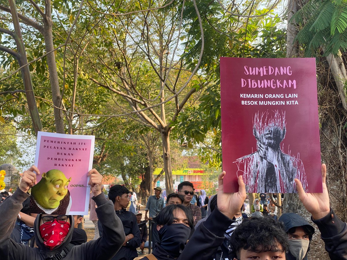 BdgBergerakID's tweet photo. Masyarakat Sumedang menggelar aksi solidaritas terhadap korban kekerasan seksual  yang dialami oleh Sekretaris Pribadi Wakil Bupati Sumedang, di Gedung DPRD Sumedang, Kamis sore, 3 September 2026. Pelaku kekerasan seksual ini diduga dilakukan oleh Wakil Bupati Sumedang. https://t.co/fLrpWsb3xm
