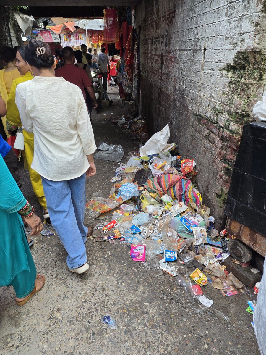 drrahulsri's tweet photo. @narendramodi &amp; @himantabiswa on way to Mansadewi temple in हरिद्वार.utter chaos mismanagement and litter omnipresent. Recipe of how not to do things.@myogioffice आस्था और प्रशासन क्या साथ नहीं काम कर सकते?एक दिन आम आदमी बन कर घूम लीजिए कुछ देर https://t.co/dqsCN5ZJbb