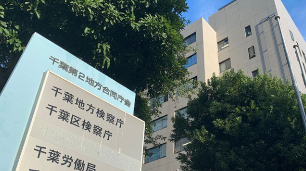 hoshusokuhou's tweet photo. また不起訴かよ！千葉のヤードが魔境になっている
↓
ランクル（950万円）を盗難車と知りつつヤードで保管した容疑のアフガニスタン人2人を不起訴　千葉地検
↓
■なぜ不起訴に？（ストーリー要約）
検察「うーん、十分な証拠がないから放免！」
↓
■現物が見つかってるのになぜ？（考察）
「車はある。ヤードにもある。でも“盗まれてると知って置いてた”までは証明できない」
と判断して不起訴にしたらしいけど。

保管した側がお咎めなしはさすがにいやんやろ。

車は見つかるのに、置いてた側が不起訴。ヤード条例があっても、盗難車を置くなという実効がないってことだろ。そうなると盗難車増えるだろ。