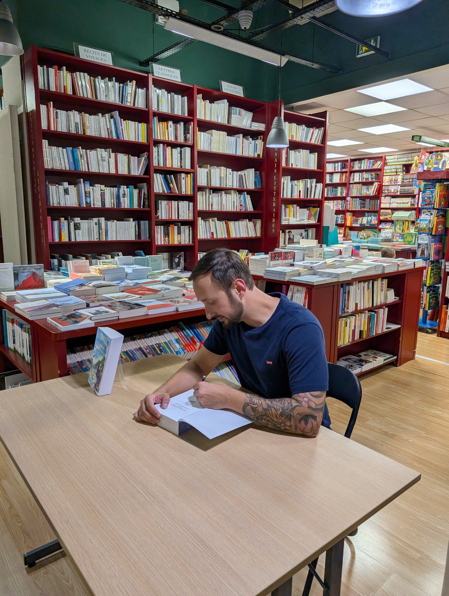 TerrArkeo's tweet photo. C’était une soirée incroyable🤓📚✨!

@HeraklesCithare nous a fait une mini-conférence sur son ouvrage Alexandre le Grand: Les Sentiers de l’Olympe, des éditions @BellesLettresEd, à la librairie @Ecume_des_Pages !

En prime,un petit autographe de l’auteur à succès sur les 2🤩🥳 ! https://t.co/jsspdjir9x