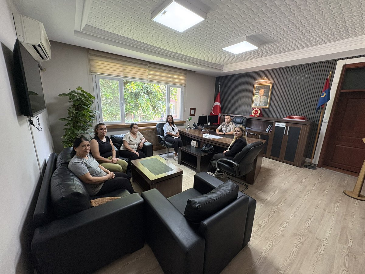 hilalinyildizi's tweet photo. İskenderun İlçe Teşkilatımızla birlikte, İskenderun İlçe Jandarma Komutanı Binbaşı Mustafa Açık’ı makamında ziyaret ettik.

Görüşmemizde deprem sonrası bölgemizin güvenliği ve toplumsal hassasiyetlerimizi içeren konuları ele aldık.

Nazik misafirperverlikleri ve samimi sohbetleri için kendilerine teşekkür ediyor, görevlerinde başarılar diliyoruz. Devletimizin güvenliği ve milletimizin huzuru için fedakârca görev yapan tüm jandarma teşkilatımıza şükranlarımızı sunuyoruz.
@umitozdag 
@SerhatTABANCA 
@zaferpartisi 
@zaferpartihty 
@zaferisk