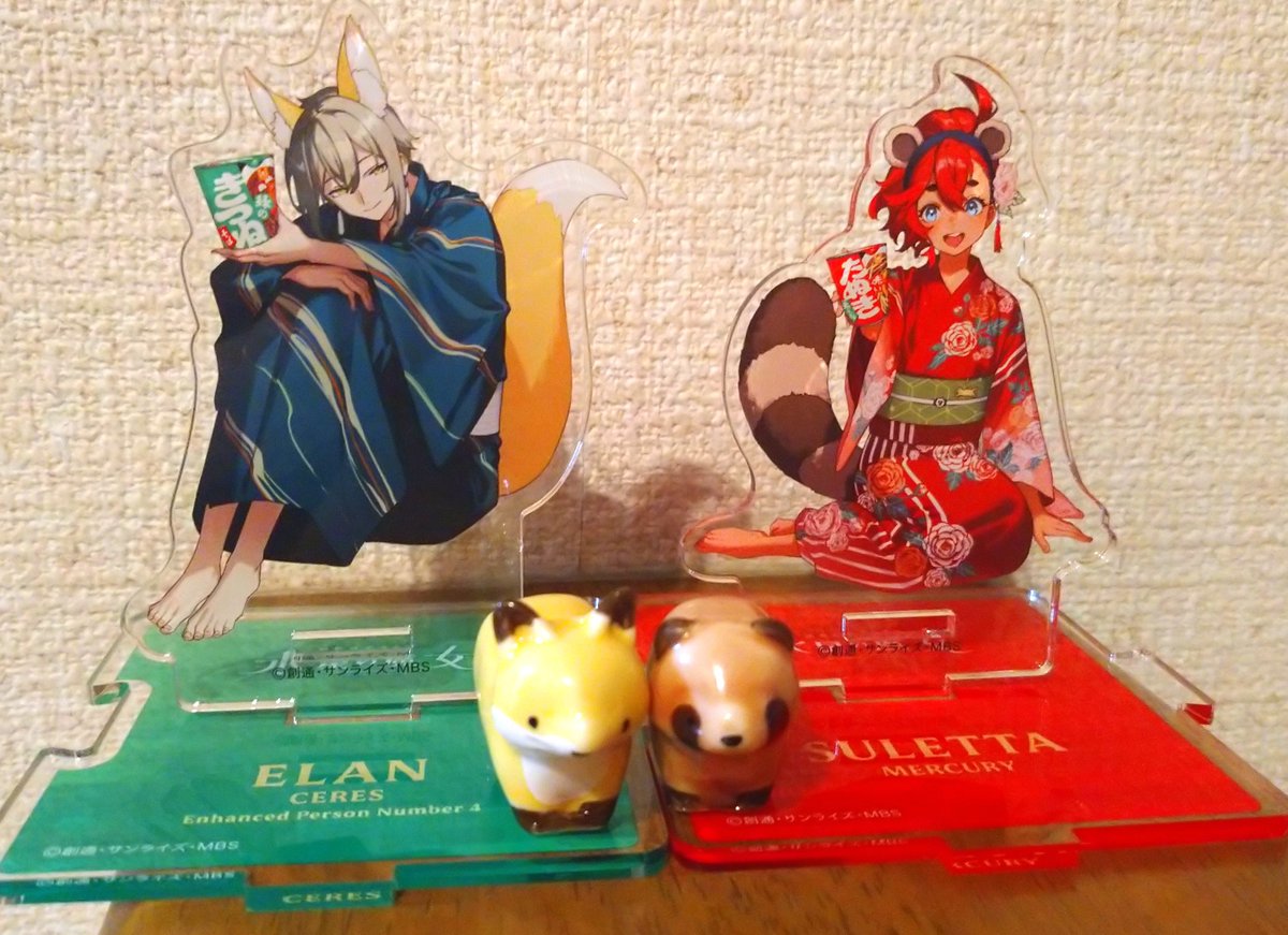 pluieble's tweet photo. アクスタ届きました！！
クリアスタンドより一回り近く大きくお顔がよく見える✨️
そして台座が！すごく良い!!!高級感

百均で見つけたたぬきつ箸置きがマッチ🥰 https://t.co/174VFOhUNz