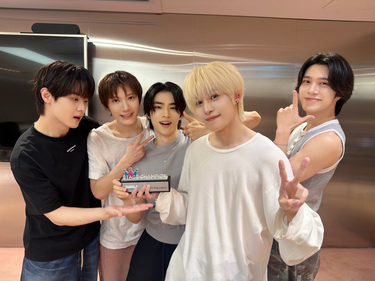 WayV_official's tweet photo. ♡ STAGE CHAMPION TOP1 ♡
고마워요 웨이즈니 !

#WayV #威神V #鸢
#WayV_VisionWings
#NCT_10TH_ANNIVERSARY
#쇼챔피언 #SHOWCHAMPION https://t.co/sRvU41K0D8