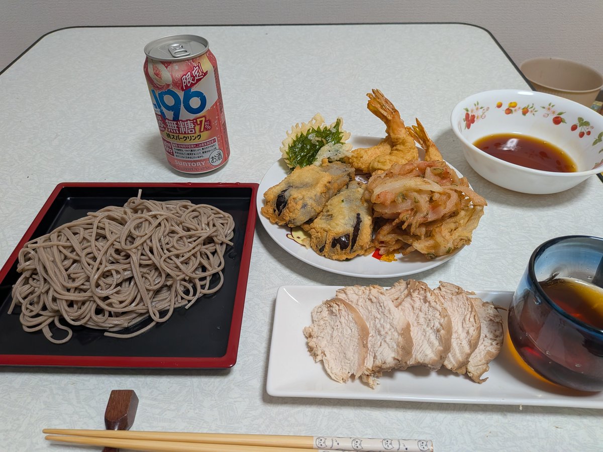 setonoosake1151's tweet photo. お客様ー！
お待たせしましたーーー

天ぷら蕎麦とサイドメニューの鶏チャーシューになりまーす！！
天ぷらは茄子、海老、大葉、かき揚げになります https://t.co/qoR58rqvwb