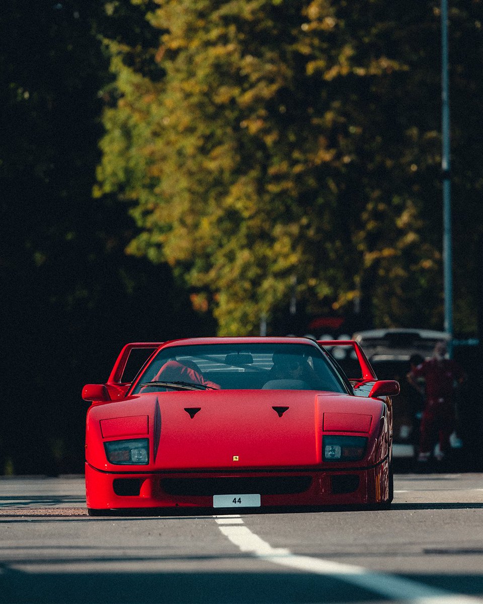 ScuderiaFerrari's tweet photo. The iconic F40 in Monza 👏 https://t.co/J3MHYNzdPj