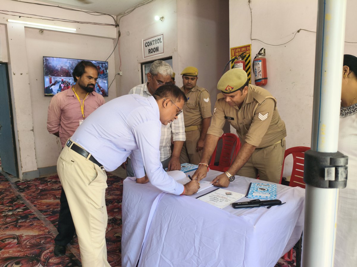 dmupsha's tweet photo. आज डीएम कंपाउंड स्थित ईवीएम वेयरहाउस में चल रह�� एफएलसी (First Level Checking) कार्य का निरीक्षण किया। कंट्रोल रूम में वॉइस रिकॉर्डिंग एवं सीसीटीवी निगरानी व्यवस्था की जानकारी ली तथा बीयू, सीयू एवं वीवीपैट की एफएलसी प्रक्रिया का जायजा लिया। https://t.co/iQ7K7ZiQAq