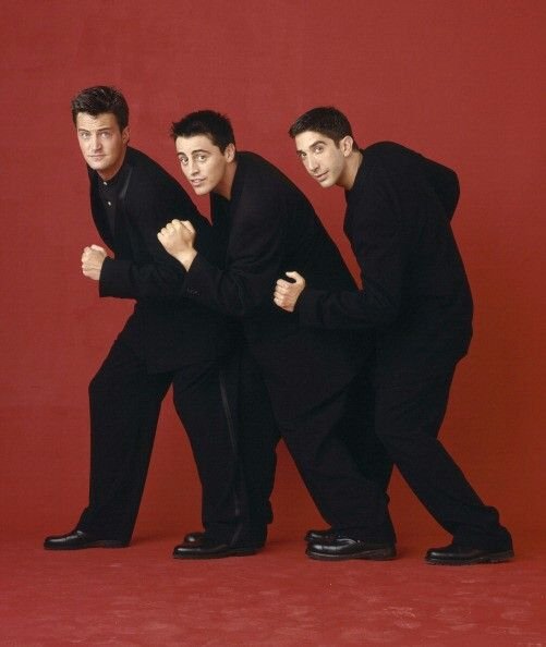 cinevow's tweet photo. Matthew Perry, Matt LeBlanc and David Schwimmer photographed by Paul Drinkwater, 1995 https://t.co/1ZJzCHhpEi