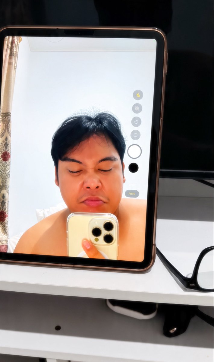 yazdungdat's tweet photo. kamu suka aku pake kacamata atau nggak? https://t.co/hI7u4gZbcX