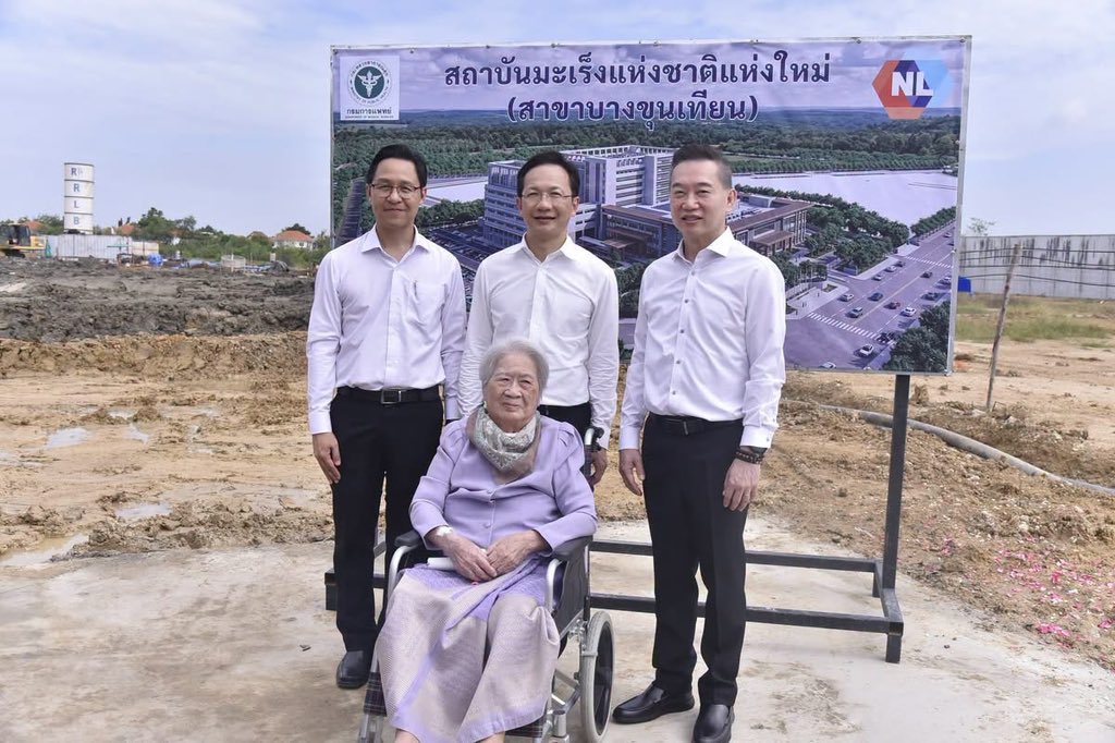 Jaifu_fu's tweet photo. 🏥 เริ่มสร้างแล้ว “สถาบันมะเร็งแห่งชาติแห่งใหม่”
คุณแม่อุไรศรี คะนึงสุขเกษม และครอบครัว มีมุทิตาจิตบริจาคที่ดิน 90 ไร่ มูลค่าประเมินกว่า 1,000 ล้านบาท ที่แขวงท่าข้าม เขตบางขุนเทียน กรุงเทพฯ ให้กรมการแพทย์ โดยไม่มีเงื่อนไขและค่าตอบแทน เพื่อสร้างสถาบันมะเร็งแห่งชาติแห่งใหม่ (สาขาบางขุนเทียน)
โครงการนี้จะเพิ่มศักยภาพการดูแลผู้ป่วยมะเร็ง ให้บริการรักษาอย่างครบวงจร ระยะเวลาก่อสร้าง 6 ปี (พ.ศ. 2569–2574) งบประมาณ 3,285 ล้านบาท
ขอให้คุณแม่และครอบครัวมีสุขภาพแข็งแรง
กราบอนุโมทนาบุญด้วย 🙏🏻
#สถาบันมะเร็งแห่งชาติ