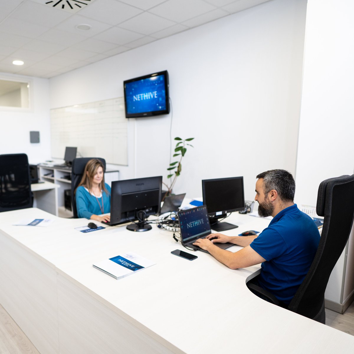 NETHIVE_es's tweet photo. En Nethive estamos a FULL ⚡️ para que los hackers se queden con las ganas y tú duermas como un bebé 😴💤. 

No le dejes las llaves de tu empresa a cualquiera. Déjalas en manos de expertos que sí saben lo que hacen (y no se lían con los cables) 💻🔥.

🌐 https://t.co/P8X0Qv4FL7 https://t.co/nPsUbM4RDW