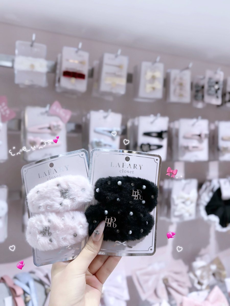 curachu_yuu's tweet photo. この秋冬大活躍間違いなし🎀.⋆
LAFARYのモコモコヘアピン💭カラーも4色あってヘアメに使ったら絶対かわいいᖛ ̫ ᖛ )👍🏻💖 https://t.co/CIrtPdkokP