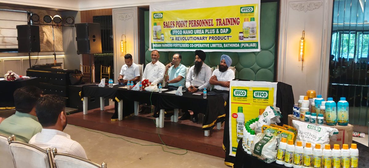 Iffco_Punjab's tweet photo. @IFFCO_Coop ਵੱਲੋਂ ਬਠਿੰਡਾ ਵਿਖੇ ਸੇਲ ਪੁਆਇੰਟ ਕਰਮਚਾਰੀਆਂ ਲਈ ਇੱਕ ਵਿਸਤ੍ਰਿਤ ਟ੍ਰੇਨਿੰਗ ਸੈਸ਼ਨ ਆਯੋਜਿਤ ਕੀਤਾ ਗਿਆ। ਇਸ ਮੌਕੇ ’ਤੇ ਸ੍ਰੀ ਸੋਨੂੰ ਮਹਾਜਨ, ਡਿਪਟੀ ਰਜਿਸਟਰਾਰ, ਸਹਿਕਾਰੀ ਸਭਾਵਾਂ, ਮੁੱਖ ਮਹਿਮਾਨ ਵਜੋਂ ਸ਼ਾਮਲ ਹੋਏ। ਉਨ੍ਹਾਂ ਦੇ ਨਾਲ ਸ੍ਰੀ ਓ.ਪੀ. ਪੁਨੀਆ, ਰੀਜਨਲ ਮੈਨ��ਜਰ, ਇਫਕੋ ਬਠਿੰਡਾ ਵੀ ਮੌਜੂਦ ਰਹੇ। https://t.co/pxbCOUNXei