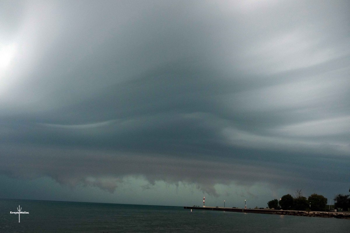 tempesthunterph's tweet photo. Yesterday was intense and a beautiful shelf made its way in from Lake Huron. This was over Bayfield, Ontario. This thing slammed into the shoreline and trees, leaves and debris everywhere! Then went over to the cell coming in over Sarnia @LakeErieNorth @alluringstorms https://t.co/B48Y5lilLX