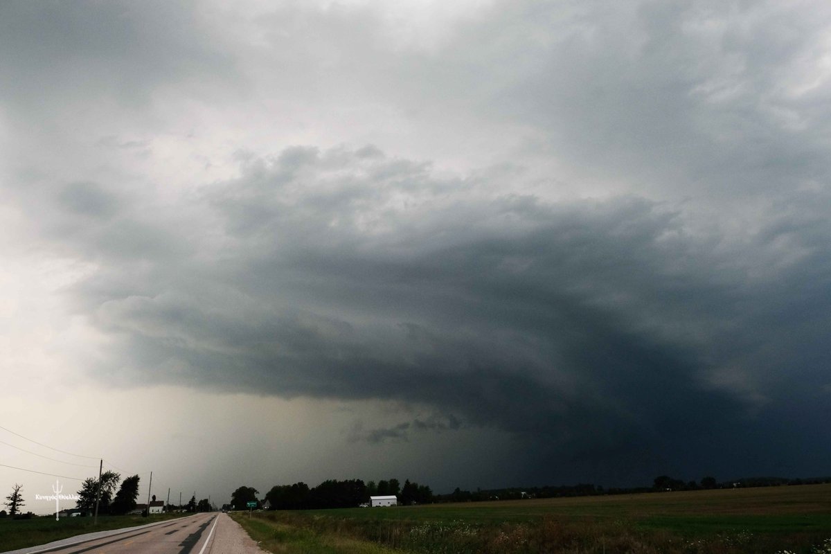 tempesthunterph's tweet photo. Yesterday was intense and a beautiful shelf made its way in from Lake Huron. This was over Bayfield, Ontario. This thing slammed into the shoreline and trees, leaves and debris everywhere! Then went over to the cell coming in over Sarnia @LakeErieNorth @alluringstorms https://t.co/B48Y5lilLX