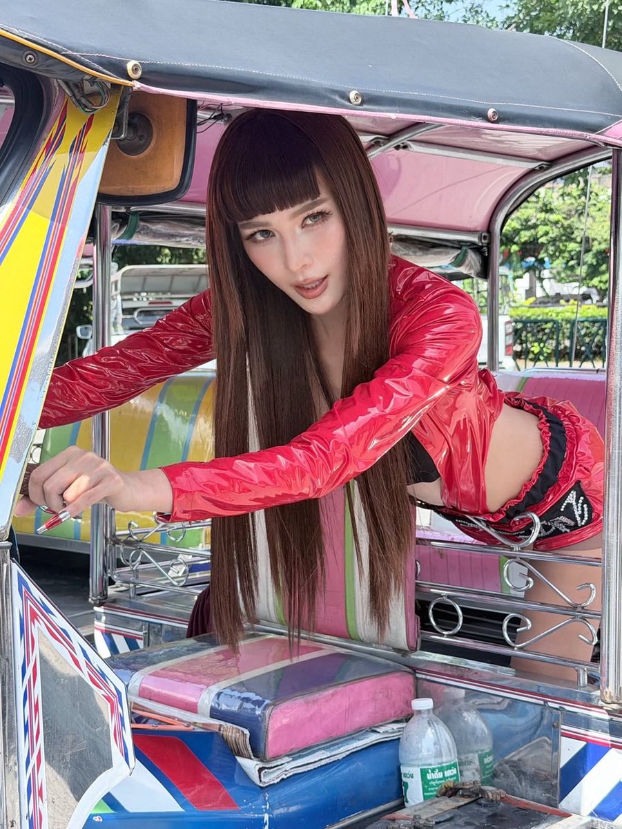 lalisabrasil's tweet photo. OS MAIS MAIS! 💗

Projeto do Lilies Home (@LiliesHome_) que conta com tuktuks com LEDs circulando por um itinerário enquanto promovem “SaWaDiKa”.

As pessoas também estão reproduzindo os looks e os vídeos da Lisa!

#LISA #SaWaDiKa #LISA_SaWaDiKa
#TUKTUKbyLILIESHOME https://t.co/NKQdiYAQCP