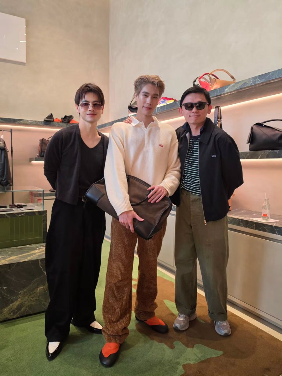 phuniverse__'s tweet photo. Phuwin with P’Gong founder @mintmag_th @MchoiceTH and P’Nic LOEWE's Senior Marketing Communications Manager in SEA

PHUWIN LOEWE FW26 PRESS

#LOEWExPhuwin
#phuwintang @phuwintang https://t.co/EcoTszi5gJ