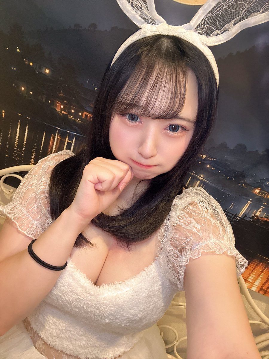 nanase_oshiose's tweet photo. 一緒にお月見する？🌝 https://t.co/dnxBjf4dbz