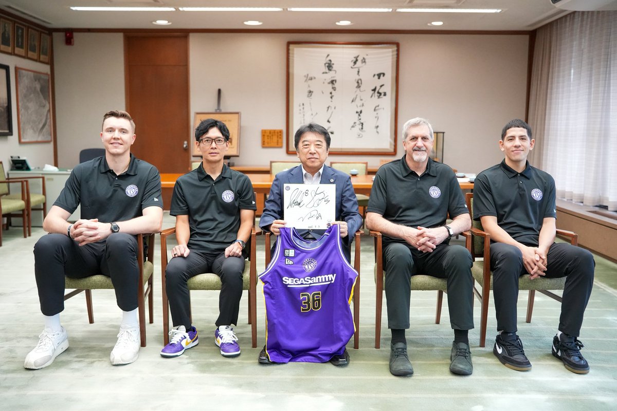 TokyoSunrockers's tweet photo. 本日、大分県庁と大分市役所へ表敬訪問に伺いました✨✨

今回大分県に合宿の誘致をいただき、
「Oita Summer Training Camp supported by Capsule Hostel Beppu Tower」の実施ができました🔥

公開練習や練習試合、クリニックを通じて、
バスケットボールの魅力をより多くの皆さまに知っていただけたら嬉しいです！

貴重な機会をありがとうございます！🙇

今回、大分の地でチームとしてもさらに成長していきます💪

#東京サンロッカーズ #Bリーグ