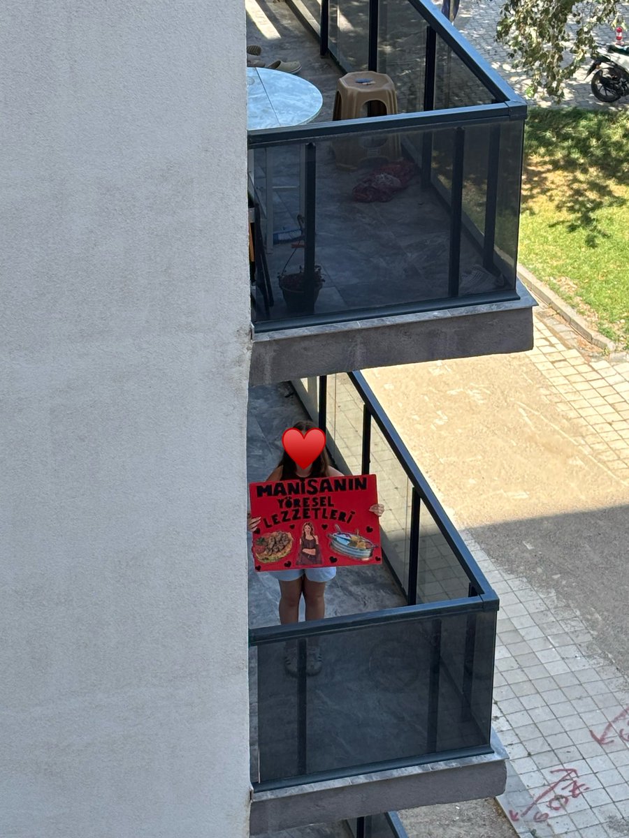 kadirdir_'s tweet photo. ARKADAŞLAR PANKART KIZ KOMŞUM ÇIKTI https://t.co/Vt3FQVYmFP