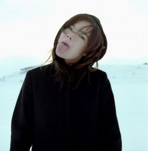shikashaa's tweet photo. Много лет назад, я не понимала Björk. Вернувшись к её творчеству в сознательном возрасте, я поняла, что её песни на самом деле карта моей души. Она не просто поёт - она ворует мои мысли, вытаскивает их наружу и превращает в магию. 
p.s Это моё тихое признание в любви. https://t.co/DI1FdWbq69