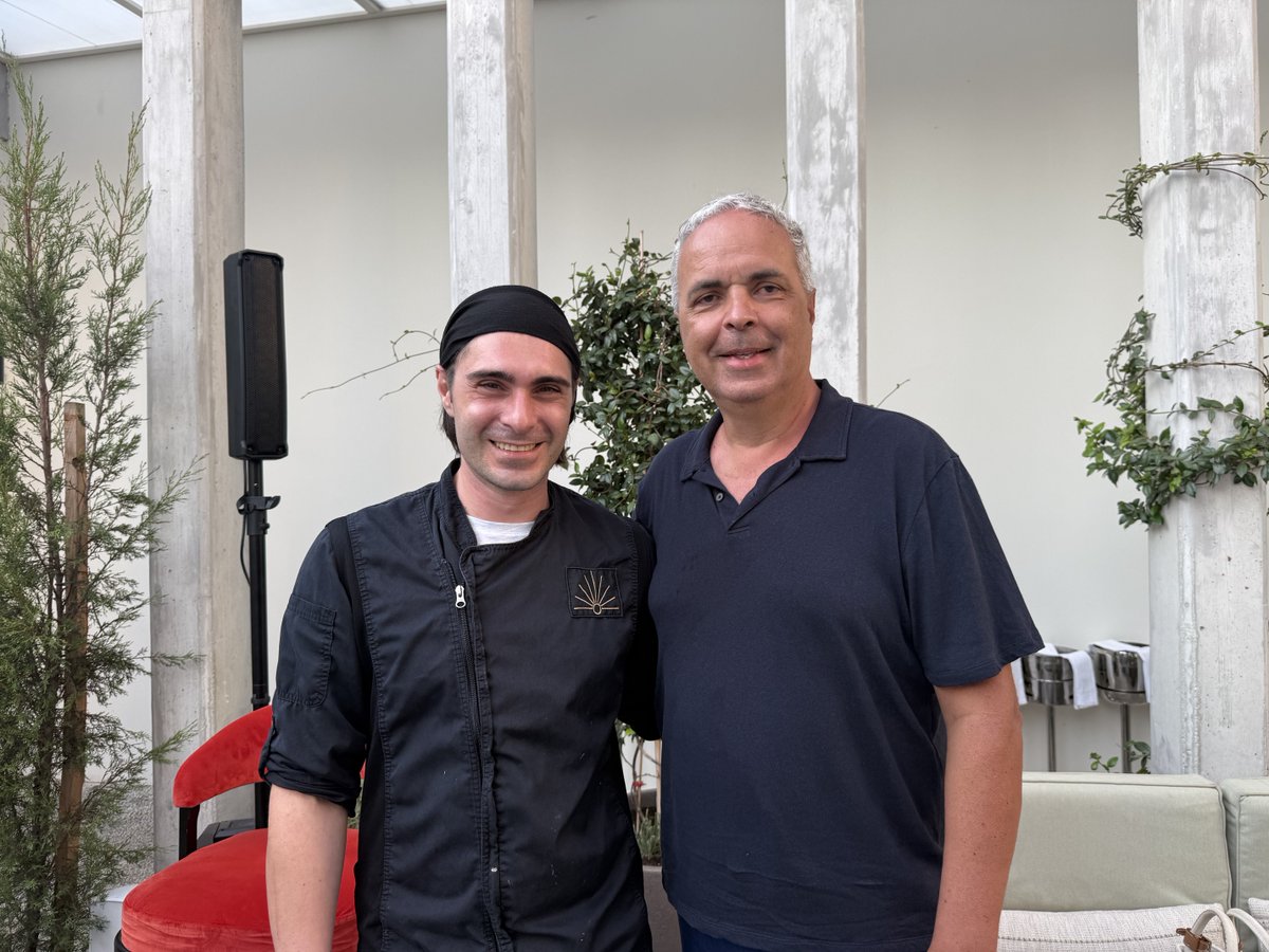 Nikos_Lygeros's tweet photo. Με τον Στέλιο, τον Sous-Chef του ξενοδοχείου Amyth. https://t.co/IKEoLP0Xp9