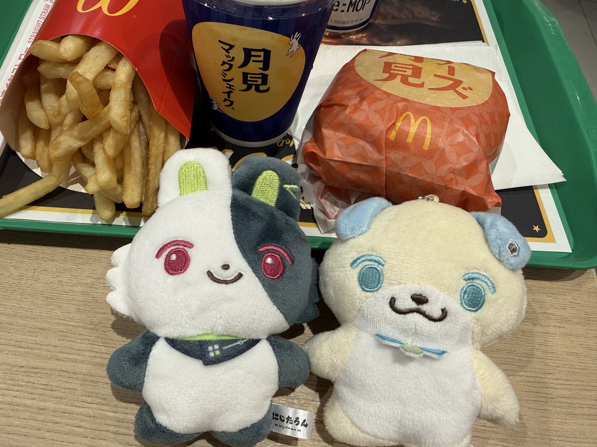 mv21wm's tweet photo. たうん、月見だよ🌕🍔🍳 https://t.co/aon3C1Up20