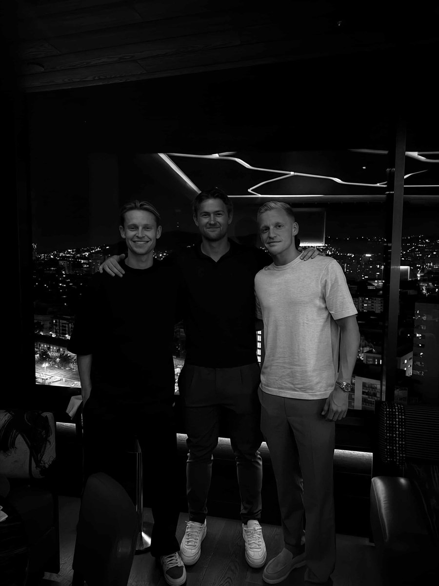 AFCAjax's tweet photo. Frenkie de Jong, Matthijs de Ligt and Donny van de Beek reunited and took us back to several years ago... 🤍♥️🤍 https://t.co/2c1NfLMxVG