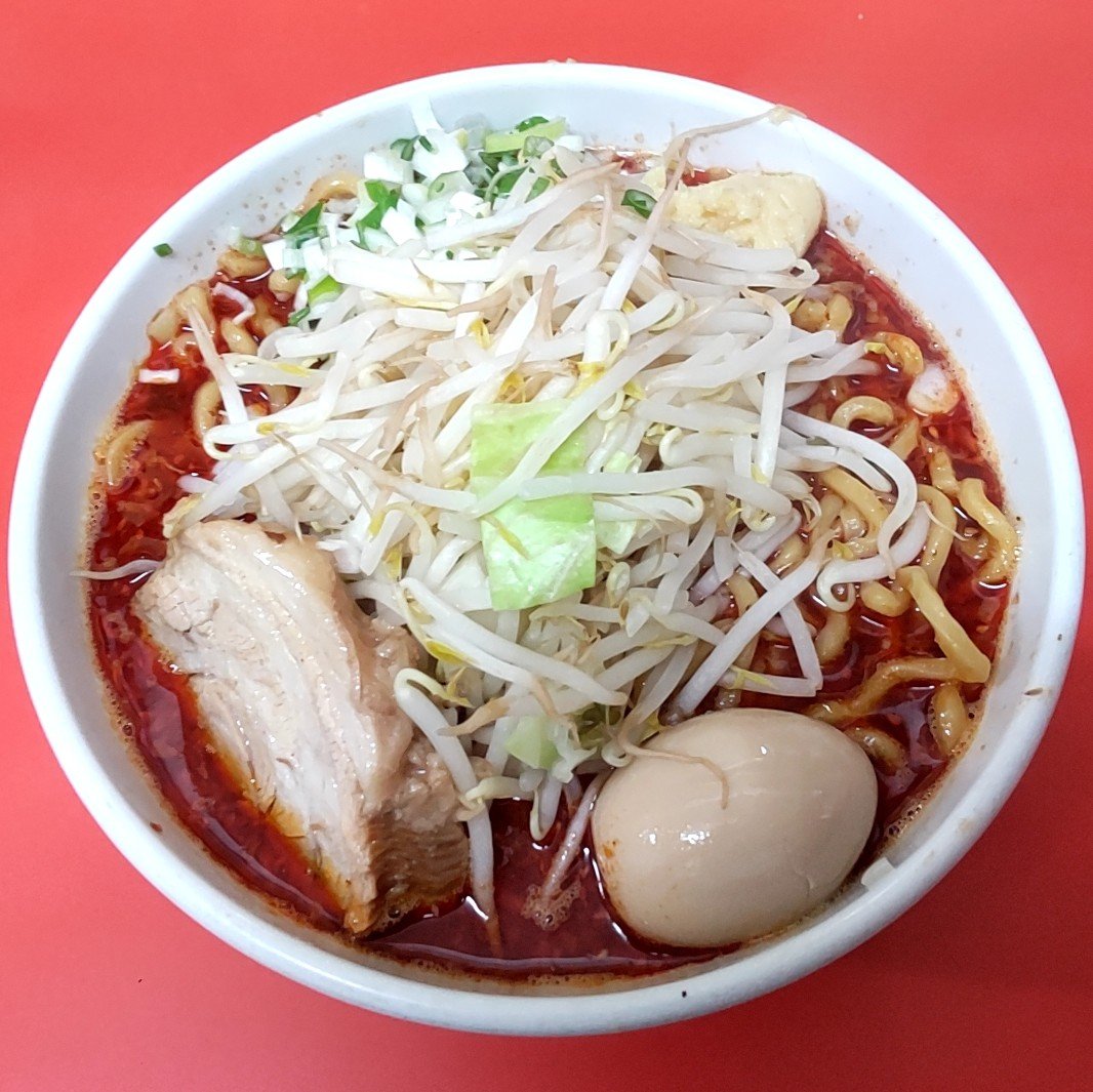 109482yamaotoko's tweet photo. らー麺 ぶたのジョー@草加市
「ラーメン(辛)中」
コールはネギ ショウガ 
辛さを求めてお昼に訪問🥢
豚骨&amp;辛味が見事にマッチしたスープに古丹製麺さんの太麺が良く合います😊
フワトロ豚や味玉も完璧な仕上りで全部美味しく完食しました😋
いつも味玉感謝です😆
ご馳走さまでした🙇‍♂️ https://t.co/4C53DSirvl