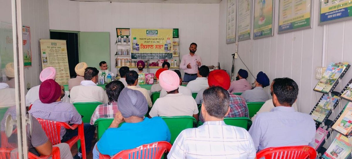 Iffco_Punjab's tweet photo. @IFFCO_Coop ਵੱਲੋਂ ਕਿਸਾਨ ਸੇਵਾ ਕੇਂਦਰ ਮਲੋਟ ਵਿਖੇ ਕਿਸਾਨ ਮੀਟਿੰਗ ਦਾ ਆਯੋਜਨ ਕੀਤਾ ਗਿਆ, ਜਿਸ ਵਿੱਚ ਕੁੱਲ 45 ਕਿਸਾਨਾਂ ਨੇ ਭਾਗ ਲਿਆ। ਪ੍ਰੋਗਰਾਮ ਦੇ ਮੁੱਖ ਮਹਿਮਾਨ ਸ੍ਰੀ ਜੀਤ ਰਾਮ ਜੀ, ਸਟੇਟ ਮਾਰਕੀਟਿੰਗ ਮੈਨੇਜਰ ਪੰਜਾਬ ਅਤੇ ਸ੍ਰੀ ਗਗਨਦੀਪ ਸਿੰਘ, ਰੀਜਨਲ ਮੈਨੇਜਰ ਅਬੋਹਰ ਸਨ। https://t.co/3onI4wKnhf