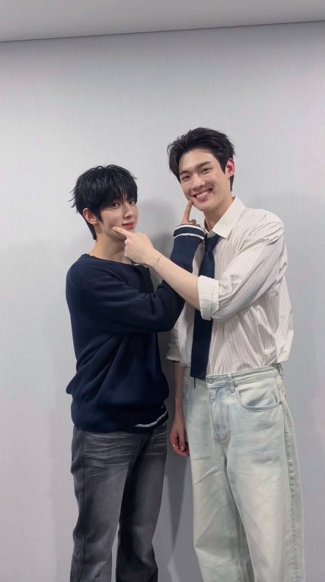 mabel_Nyx's tweet photo. น่ารักกันชะมัดเลยงับ งื้อออ 💙🤍

#KimYoonSik  #ParkSiWoo https://t.co/589wx8aqot