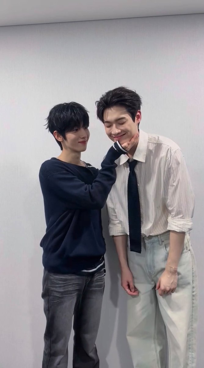 mabel_Nyx's tweet photo. น่ารักกันชะมัดเลยงับ งื้อออ 💙🤍

#KimYoonSik  #ParkSiWoo https://t.co/589wx8aqot