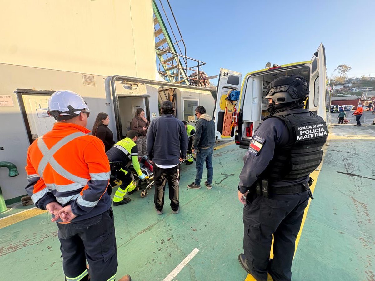 DGTM_Chile's tweet photo. La Capitanía de Puerto de #Lota activó una respuesta de emergencia tras recibir un llamado desde la barcaza Fiura, informando que una persona adulta mayor se encontraba descompensada.

🚑 En coordinación con SAMU, una Patrulla de #PolicíaMarítima acudió a la recalada de la embarcación para brindar los primeros auxilios.

@Armada_Chile