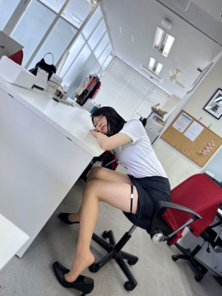 shinnakanodream's tweet photo. 「シゴデキ後輩」と「スキアリ先輩」

一緒に働きたいのはどちらでしょうか？ https://t.co/SmJE80rHwc