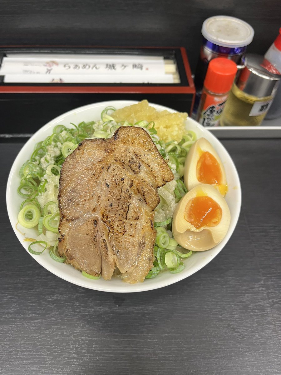 krone_avan's tweet photo. らぁめん城ヶ崎
城ウ系野菜らぁめん玉ねぎと九条ネギとニンニク多めでトッピングしてめっちゃ満足した〜
味変はお酢がマイベスト！ https://t.co/KgXzeji4Fg