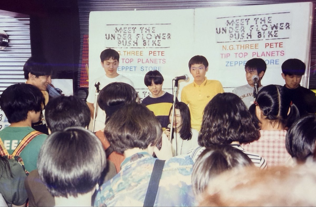 TipTopPlanetsO's tweet photo. 当時TTPは2回ほどツアーで大阪に行ったのですが、最初はアンダーフラワー主催のライブでした。心斎橋でライブを演って大阪のお客さんの反応の良さに驚きました😅
タワレコでのストアイベントもあって、その時の様子です。アコースティックセットで数曲、演奏しました。 https://t.co/daUb1xBsjF