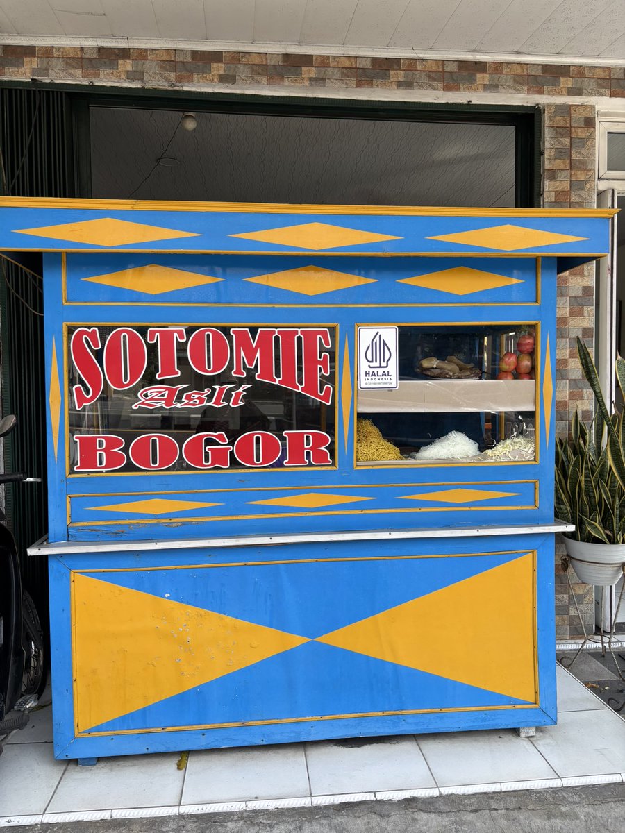 hellumoy's tweet photo. soto mie Bogor tapi makannya di Jogja https://t.co/deI7MnPuNZ